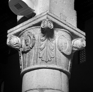 Kolonada, 5. stup južne arkature, kapitel