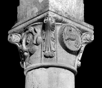 Kolonada, 4. stup južne arkature, kapitel