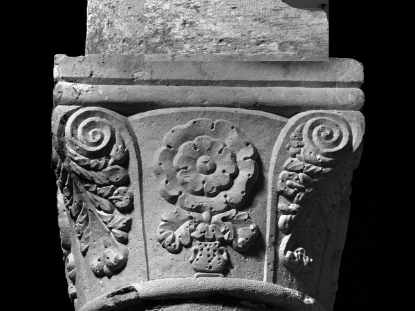 Kolonada, 1. stup južne arkature, kapitel