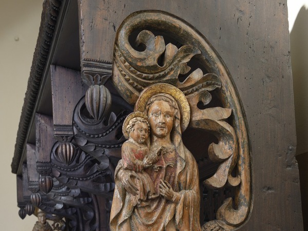 Korske klupe, desno krilo, reljef Bogorodice s djetetom