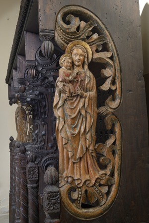 Korske klupe, desno krilo, reljef Bogorodice s djetetom