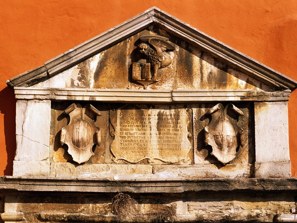 Gradska vrata svetog Flora, zabat s lavom svetog Marka, grbovima podestata Francesca Grimanija i grada Labina
