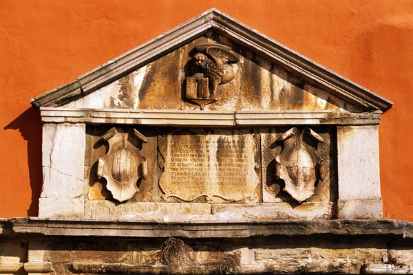 Gradska vrata svetog Flora, zabat s lavom svetog Marka, grbovima podestata Francesca Grimanija i grada Labina