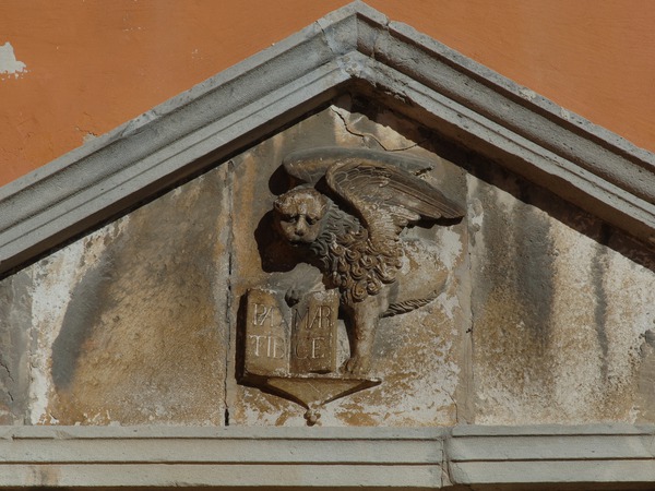 Gradska vrata svetog Flora, reljef lava svetog Marka