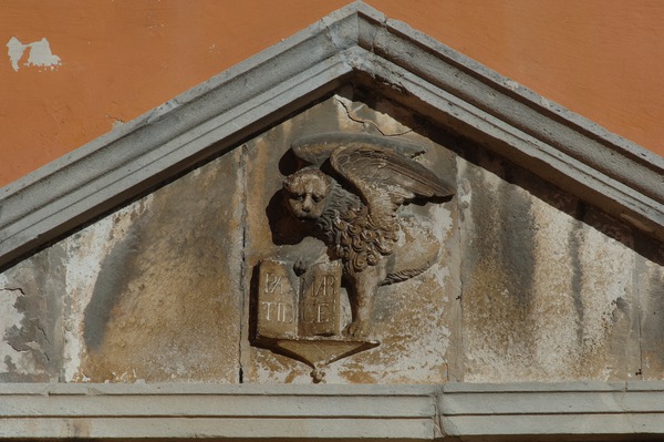 Gradska vrata svetog Flora, reljef lava svetog Marka