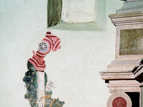 Fragmenti zidne slike svetaca pod arkadom u nekadašnjoj apsidi