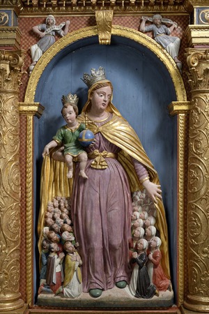 Reljef Bogorodice Milosrdnice (zaštitnice) na  retablu oltara