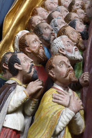 Reljef vjernika ipod plašta Bogorodice Milosrdnice (zaštitnice) na  retablu oltara