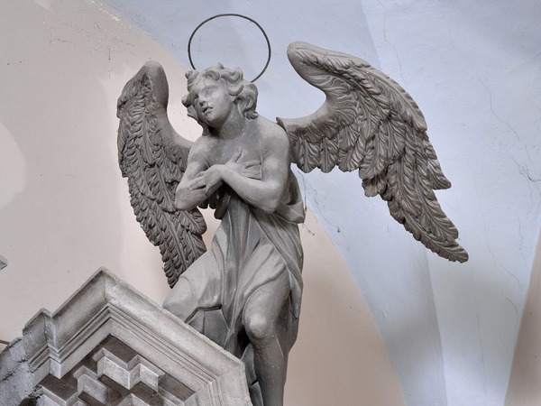 Glavni oltar, kip desnog anđela