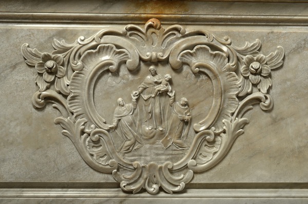 Oltar Gospe od Ružarija, reljef na stipesu