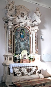 Crkva svete Marije na groblju s reljefom Bogorodice na glavnom oltaru