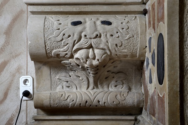 Maska na antependiju oltara Gospe od Ružarija