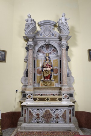 Oltar s kipom Bogorodice s djetetom