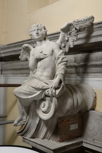 Kipovi putta i para anđela na atici oltara Gospe Karmelske