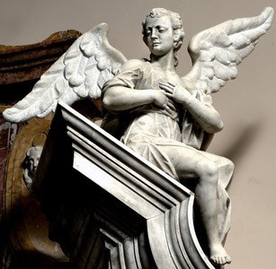 Glavni oltar, desni anđeo na atici