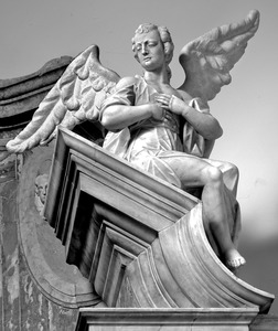 Glavni oltar, desni anđeo na atici