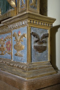 Oltarni poliptih, detalj rezbarene vaze na boku