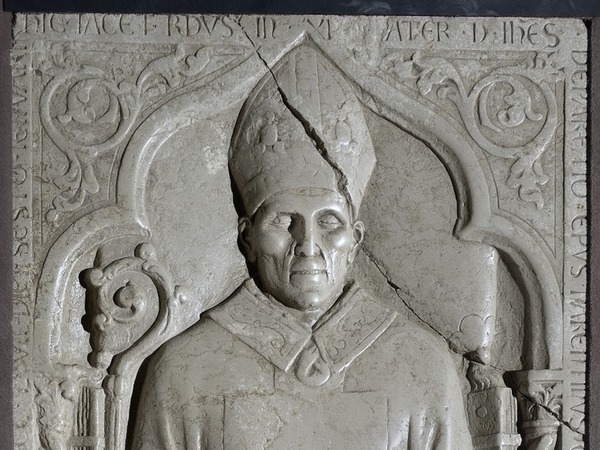 Nadgrobna ploča porečkog biskupa Ivana Porečana (Ioannis de Parentio), na stolici 1440. - 1457. godine