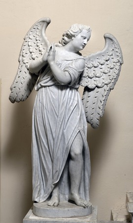 Lijevi anđeo adorant na  oltaru Sakramenta