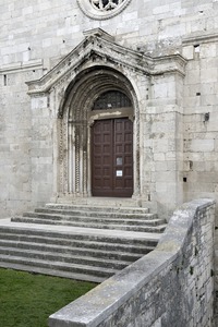 Portal crkve  svetog Franje Asiškog