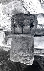 Ulomak stupića oltara s kapitelom u trenutku nalaza