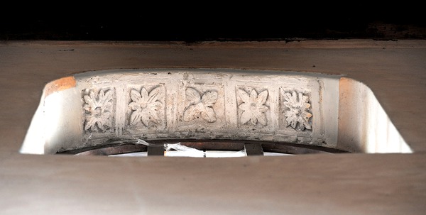 Reljefi od štuka u prozorima na pročelju Eufrazijeve bazilike