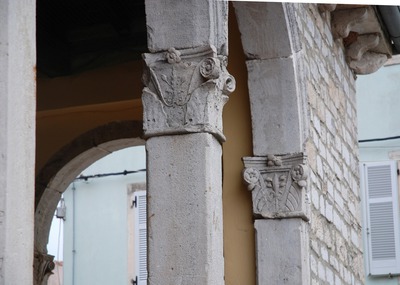 Gradska loža, detalji arkade i kapiteli