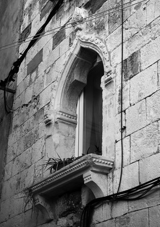 Gotička monofora na kući u povjesnoj jezgri