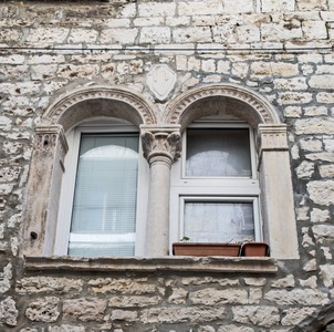 Renesansna kuća s biforom i grbom