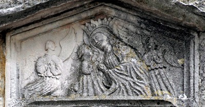 Reljef Bogorodice s djetetom i grb Dolfin