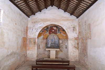 Unutrašnjost crkve (s oltarnom slikom)