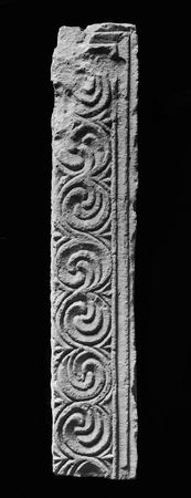 Ulomak pluteja ili pilastra oltarne ograde s reljefom na tri stranice