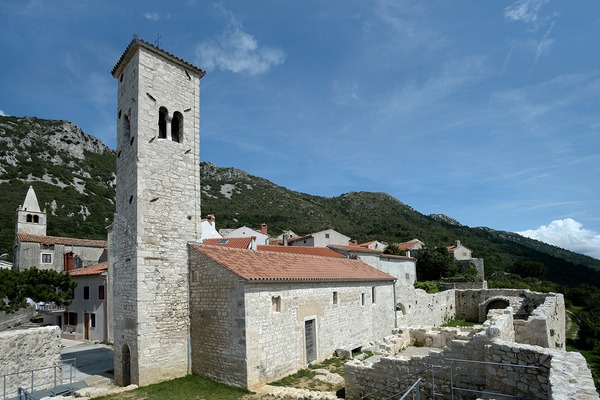 Crkva svetog Jurja Starog sa zvonikom, starim grobljem i gradskim zidinama