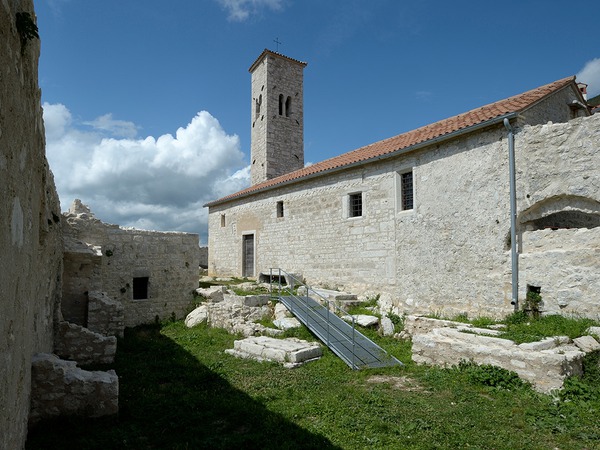 Crkva svetog Jurja Starog sa zvonikom, starim grobljem i gradskim zidinama