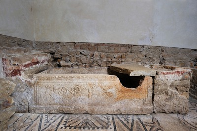 Sarkofag s ostacima arkosolija