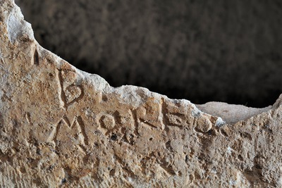 Sarkofag s ostacima arkosolija, natpis