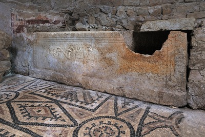 Sarkofag s ostacima arkosolija