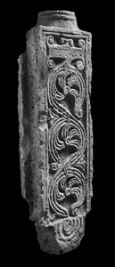 Pilastar oltarne ograde s reljefima na dvije strane