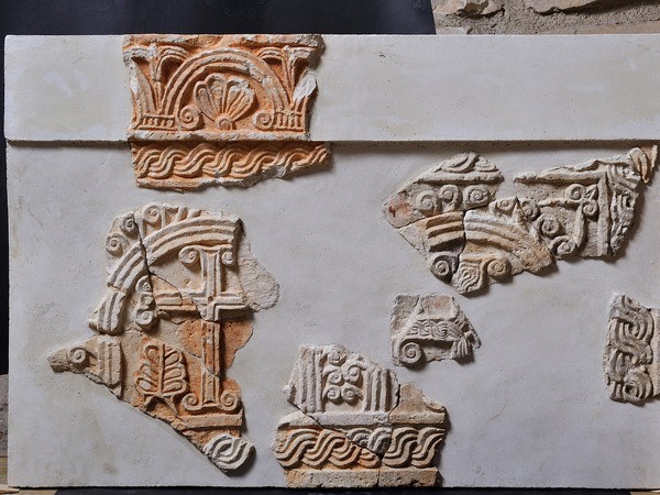 Ulomci ploče s reljefom, možda obloga oltara (1)