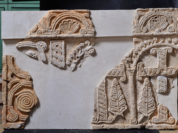 Ulomci ploče s reljefom, možda obloga oltara (2)