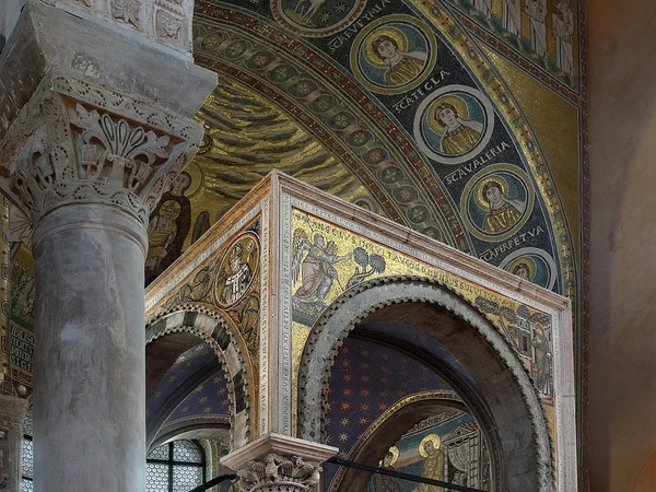 Ciborij Eufrazijeve bazilike, pogled iz sjevernog broda