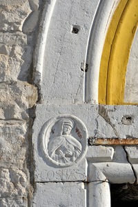Reljef svetog Kuzme na portalu crkve