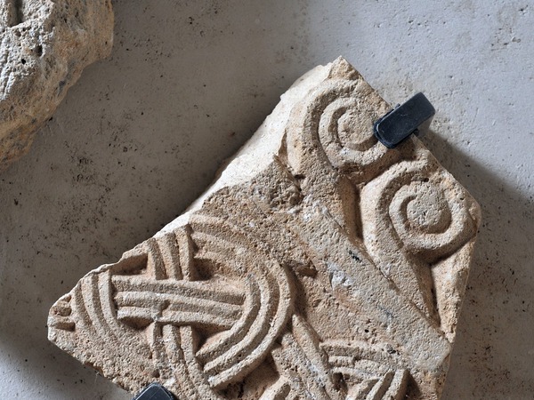 Ulomak s reljefom pronađen u crkvi, izložen u unutrašnjosti