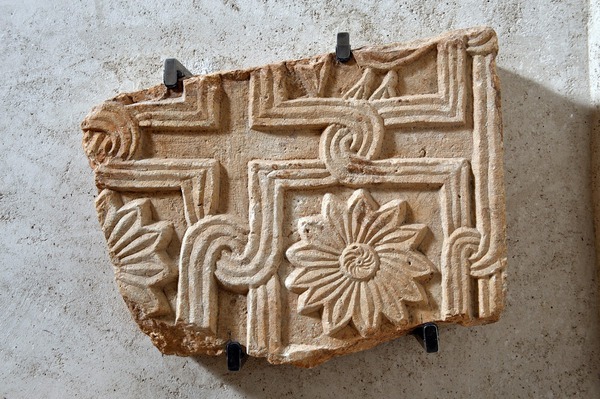 Ulomak s reljefom pronađen u crkvi, izložen u unutrašnjosti