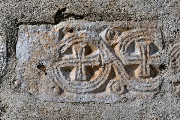 Ulomak s reljefom uzidan na začelje crkve svete Marije od Sniga kraj Maružina