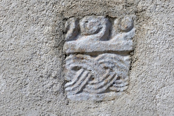 Ulomak s reljefom uzidan na začelje crkve svete Marije od Sniga kraj Maružina