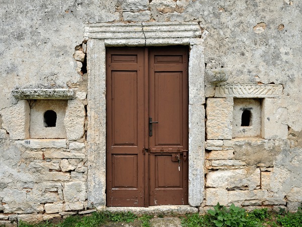 Crkva svetog Elizeja kraj Fažane, vrata i prozori na pročelju