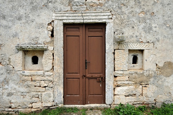 Crkva svetog Elizeja kraj Fažane, vrata i prozori na pročelju