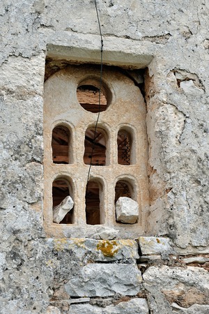 Crkva svetog Elizeja kraj Fažane, prozor s kamenom tranzenom  na pročelju