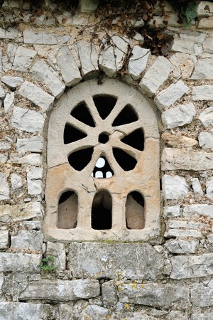 Crkva svetog Elizeja kraj Fažane, prozor s kamenom tranzenom  na apsidi